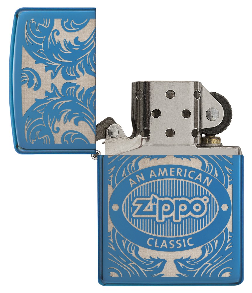 Blauwe Zippo aansteker open vooraanzicht zonder vlam omgeven door een lasergegraveerd filigraan motief met het Zippo-logo en "an american classic".