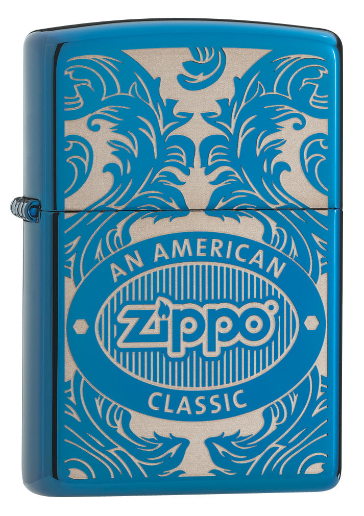 Blauwe Zippo-aansteker, vooraanzicht, driekwart hoek, omgeven door een met laser gegraveerd filigraanmotief met het Zippo-logo en "an american classic".