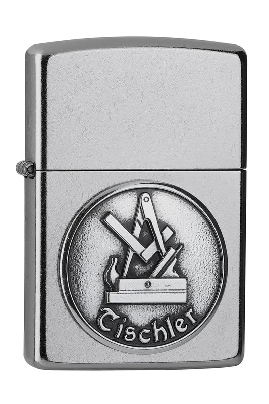 Widok z przodu zapalniczka Zippo chrom emblemat z symbolem cechu stolarzy