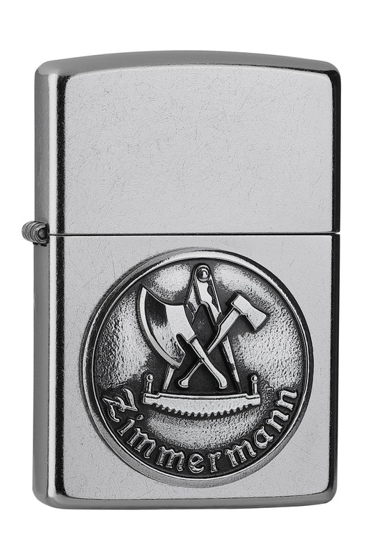 Widok z przodu kąt 3/4 zapalniczka Zippo chrom emblemat ze znakiem cechu cieśli