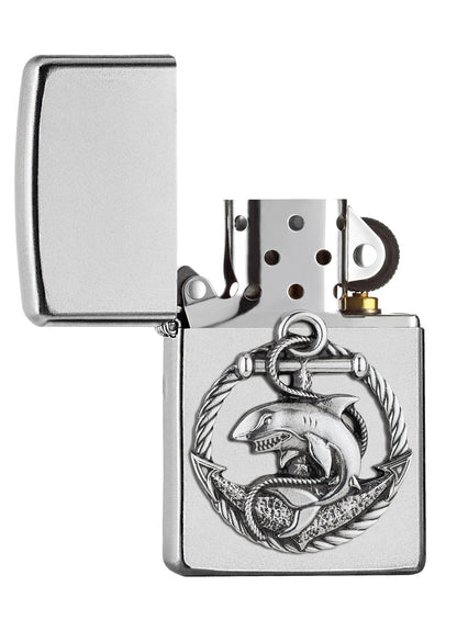 Widok z przodu zapalniczka Zippo Satin Chrome emblemat z rekinem i kotwicą otwarta