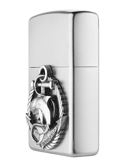 Widok z boku zapalniczka Zippo Satin Chrome emblemat z rekinem i kotwicą