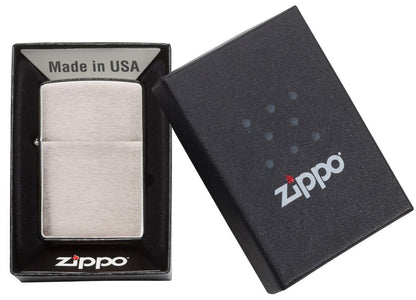 Widok z przodu zapalniczka Zippo Chrome Brushed model podstawowy w otwartym opakowaniu prezentowym