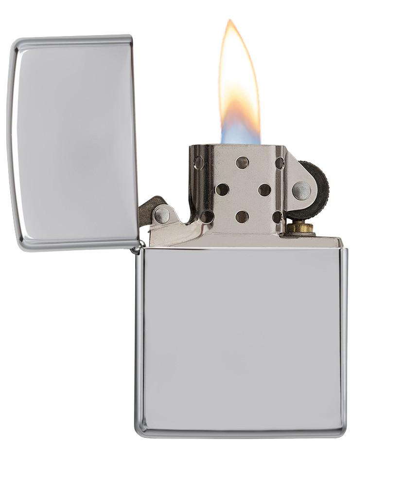 Widok z przodu zapalniczka Zippo High Polish Chrome model podstawowy otwarta z płomieniem