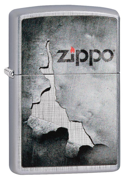 Widok z przodu kąt 3/4 zapalniczka Zippo chrom z logo Zippo na łuszczącym się metalu