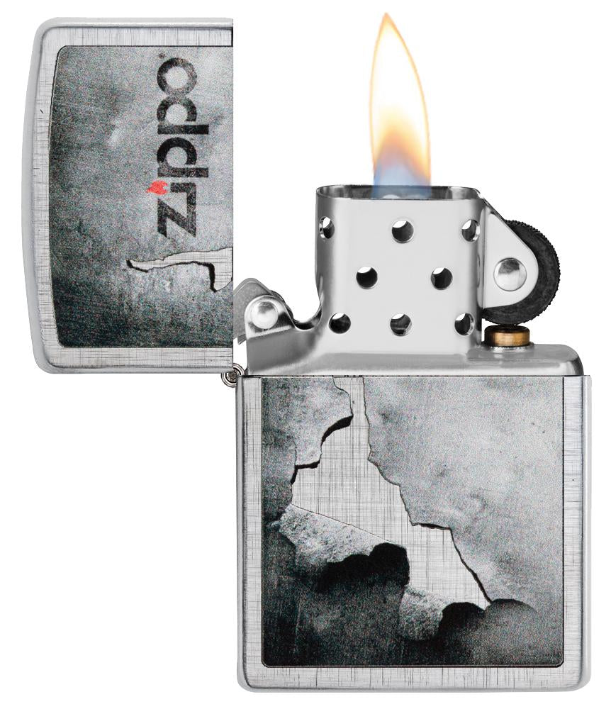 Zapalniczka Zippo chrom z logo Zippo na łuszczącym się metalu otwarta