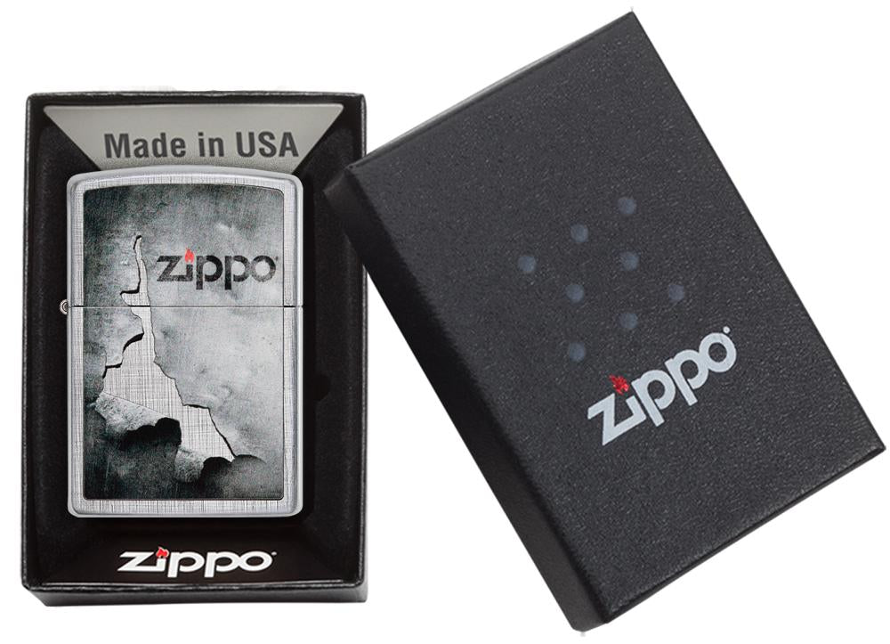 Zapalniczka Zippo chrom z logo Zippo na łuszczącym się metalu w otwartym pudełku