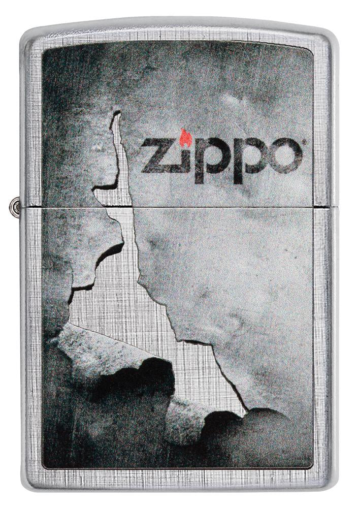 Widok z przodu zapalniczka Zippo chrom z logo Zippo na łuszczącym się metalu