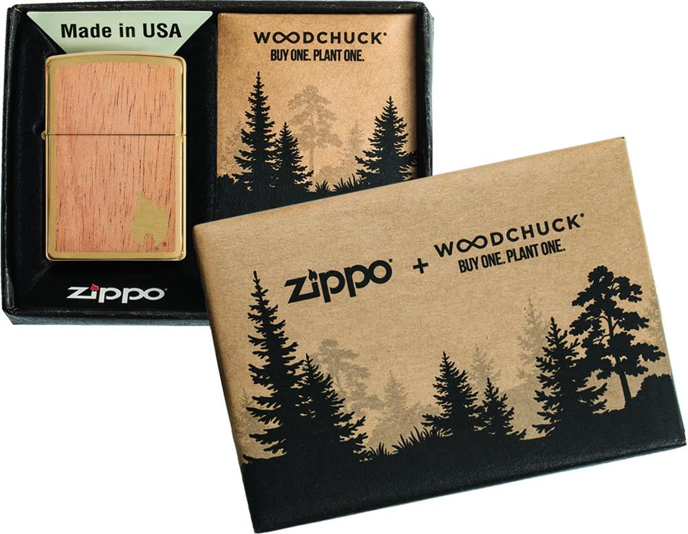 Zapalniczka Zippo Woodchuck drewno mahoniowe z małym złotym płomieniem Zippo w prawym dolnym rogu w otwartym pudełku