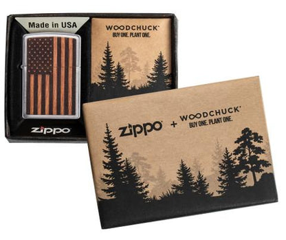 Zapalniczka Zippo Woodchuck z amerykańską flagą w otwartym pudełku