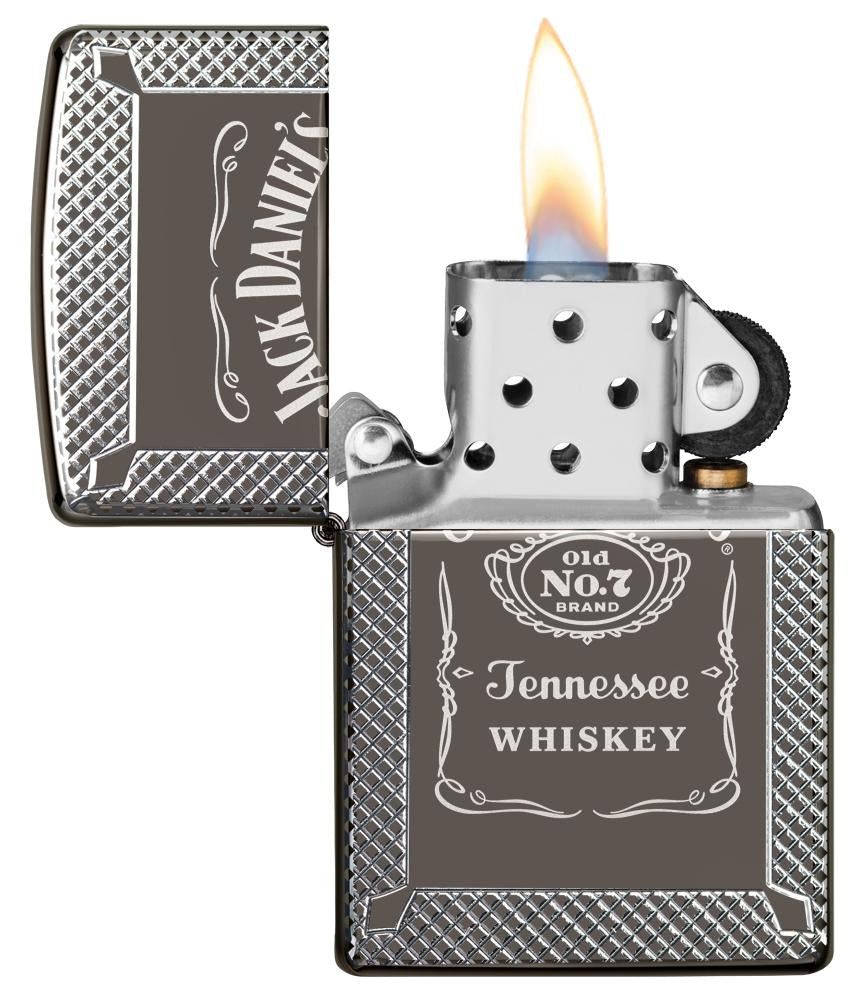 Zapalniczka Zippo szara błyszcząca z wygrawerowanym logo Jack Daniel’s i napisem otwarta z płomieniem