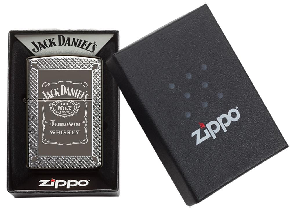 Zapalniczka Zippo szara błyszcząca z wygrawerowanym logo Jack Daniel’s i napisem w otwartym pudełku