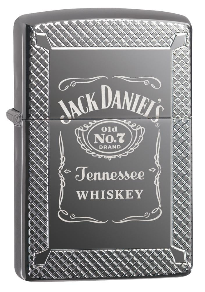 Widok z przodu kąt 3/4 zapalniczka Zippo szara błyszcząca z wygrawerowanym logo Jack Daniel’s i napisem