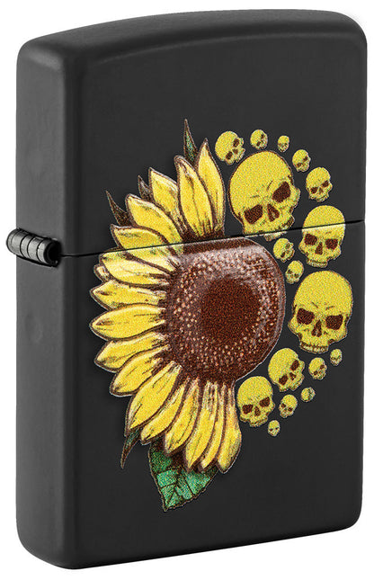 Zippo Feuerzeug Frontansicht ¾ Winkel mit aufgedruckter gelben Sonnenblume und Totenköpfen auf einem schwarz mattem Hintergrund